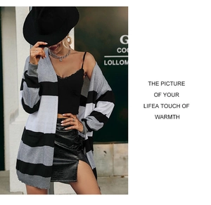 Détail d'un cardigan long à rayures horizontales grises et noires avec manches longues