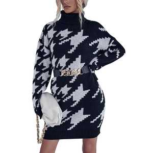 Robe pull en tricot pied-de-poule avec col roulé et ceinture à chaîne dorée