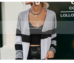 Gros plan sur le cardigan en maille rayée gris et noir à manches longues pour femmes