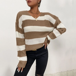 Pull rayé oversize pour femme avec col en V et texture en tricot gaufré marron et blanc