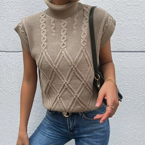 Chaleco de punto de cuello alto para mujer en color caqui con trenzado clásico y rombos