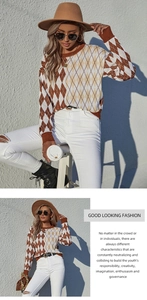 Dettaglio del maglione in maglia da donna con motivo a rombi argyle marrone e beige