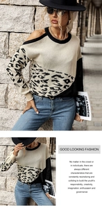 Dettaglio del maglione in maglia leopardata con elegante design a spalla scoperta