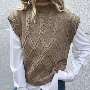 Chaleco de punto trenzado color caqui para mujer con cuello alto y sin mangas