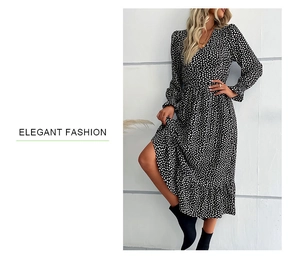 Dettaglio di un elegante abito lungo a pois con scollo a V e polsini elastici