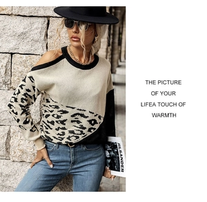 Dettaglio del maglione leopardato con spalla scoperta e design patchwork alla moda