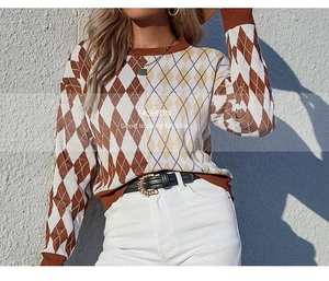 Dettaglio del maglione a maglia a rombi con scollo rotondo e texture della cucitura