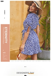 Detalle de las mangas cortas con lazos en un vestido veraniego azul con flores