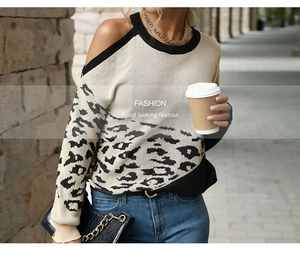 Dettaglio di un maglione in maglia a spalle scoperte con stampa leopardata e cuciture