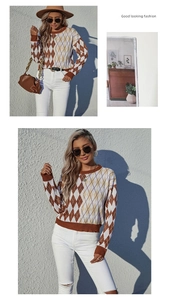 Dettaglio della trama in maglia a rombi tricolori e della finitura del maglione casual
