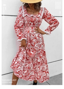 Détail du décolleté carré avec bordure en dentelle et imprimé floral rouge sur robe longue