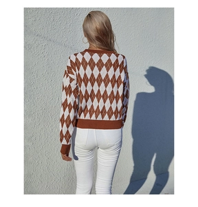 Dettaglio del retro del maglione in maglia a rombi vintage con motivi marroni e bianchi