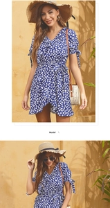 Vista detallada del vestido floral azul con elegante escote en V y bordes con volantes