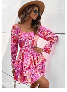 Détail de robe fleurie à col carré avec manches à volants et taille croisée