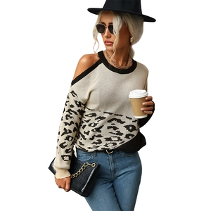 Maglione in maglia con spalle scoperte e stampa animalier leopardo bianco e nero