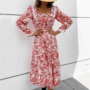 Robe longue fleurie rouge à col carré avec bordures en dentelle et imprimé baroque