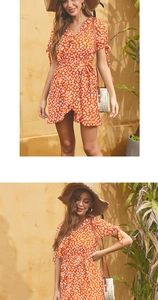 Detalle del vestido cruzado con cuello en V, estampado floral naranja y volantes