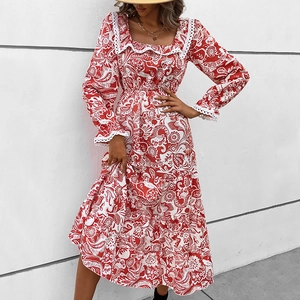 Robe longue élégante à motif paisley rouge et blanc avec col en dentelle