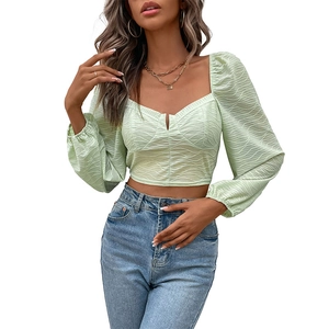 Hellgrünes langärmliges Crop-Top mit Puffärmeln, Herz-Ausschnitt und strukturierter Textur