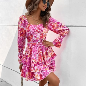 Robe courte à fleurs avec col carré, manches longues et ourlet à volants en rose et orange