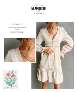 Dettaglio dell'abito beige con scollo a V, bottoni, bordi a balze e polsini con coulisse