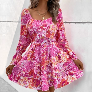 Robe courte fleurie à col carré et manches bouffantes roses avec jupe à volants