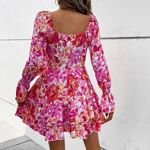 Robe courte à fleurs avec col carré, manches lanternes et ourlet à volants