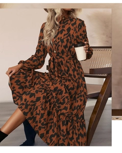 Détail de la robe longue léopard avec manches longues et jupe à volants étagés