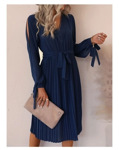 Détails de la robe plissée bleu marine avec dentelle au col et ceinture à nouer