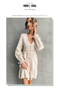 Dettaglio mini abito beige con scollo a V, bottoni e maniche a lanterna con volant
