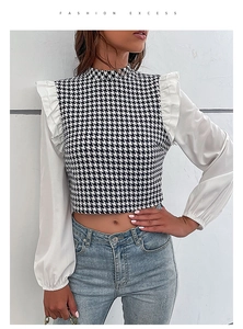 Detail van de blouse met opstaande kraag, pied-de-poule patroon en ruches op de schouders