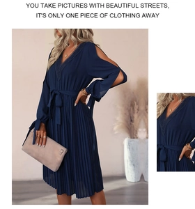 Détail du col en V avec dentelle et texture plissée sur cette robe bleu marine chic