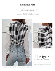 Detailweergave van de houndstooth top met witte ruches en knoopsluiting op de achterkant
