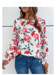 Détail du chemisier imprimé floral avec poignets élastiques plissés et manches bouffantes