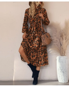 Détail d'une robe maxi léopard avec col montant, boutons et ourlet à volants