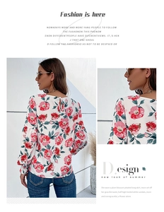 Détail de la blouse florale montrant la fente au cou et les manches bouffantes