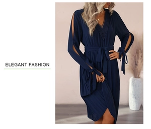 Détail de la robe plissée bleu foncé avec col en V en dentelle et manches fendues