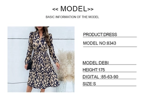 Dettaglio dell'abito con stampa animalier blu e beige con scollo a V e pieghe fini