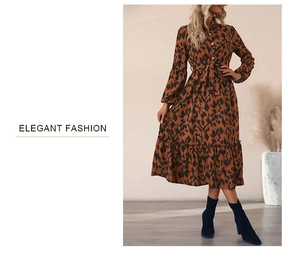 Détail de la robe léopard avec décolleté boutonné et ceinture nouée à la taille