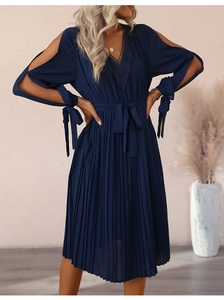 Vue détaillée d'une robe midi bleu foncé avec col en V en dentelle et tissu plissé