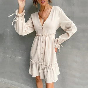 Abito beige a maniche lunghe con scollo a V, bottoni in legno e dettagli a balze