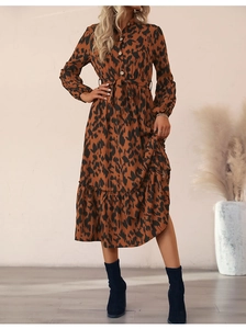 Détail de la robe maxi léopard avec col montant et ceinture nouée à la taille