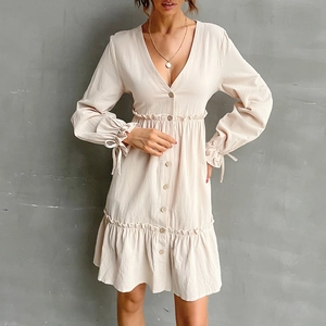 Abito aderente beige a maniche lunghe con scollo a V, orlo a balze e polsini con coulisse