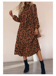 Détail d'une robe midi imprimé léopard avec col montant et ceinture à nouer à la taille