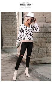 Détail du pull en tricot à imprimé léopard avec col en V et poignets côtelés