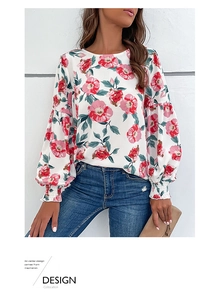 Détail des manches bouffantes et imprimé fleuri sur chemise mode blanche à manches longues