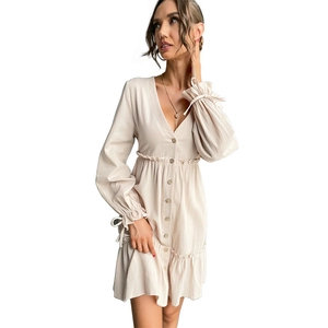 Abito beige a maniche lunghe con scollo a V, bottoni in legno e bordo a balze