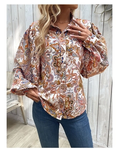 Détail de la blouse à imprimé paisley avec boutons en bois rustiques et tissu doux