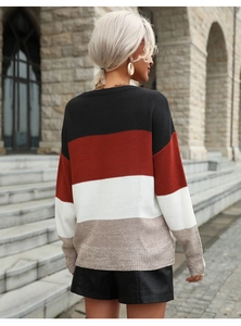 Rückansicht eines Strickpullovers mit Farbblockmuster in Schwarz, Rostrot und Weiß