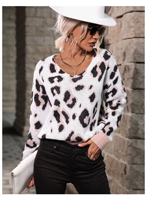 Détail de la maille de ce pull à col en V avec imprimé léopard et poignets côtelés
